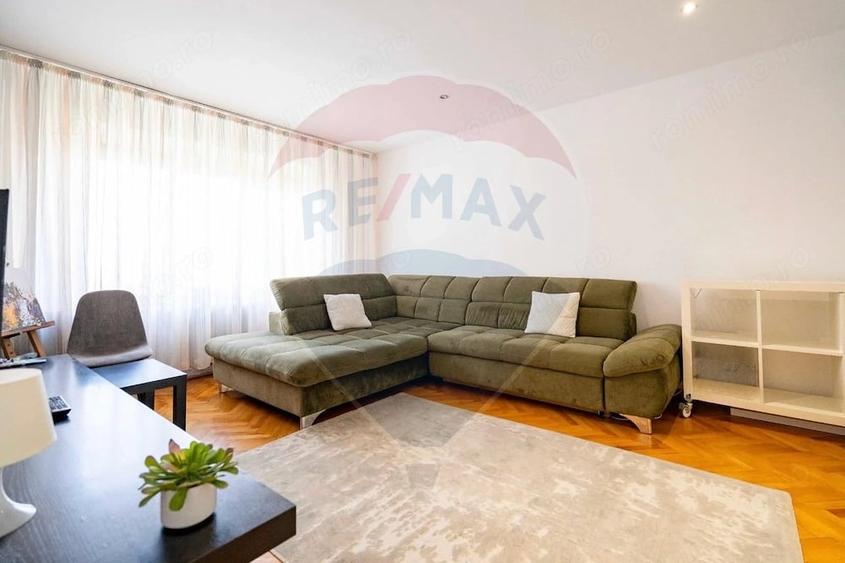 Apartament cu 4 camere decomandat în Decebal