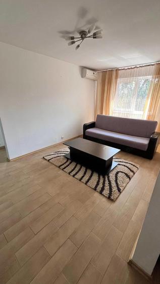 Apartament cu 3 camere semidecomandat în Păcii