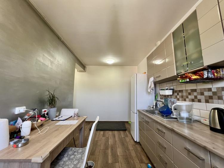 Apartament cu 3 camere semidecomandat, mobilat în UMT