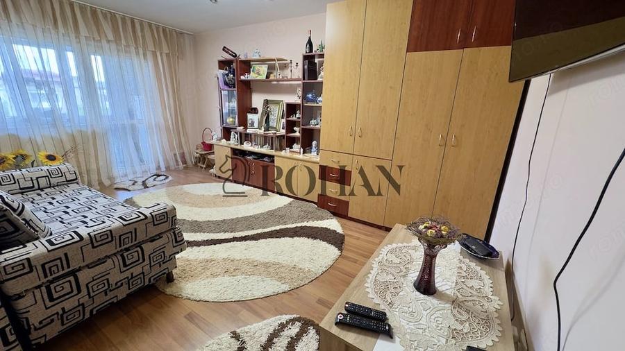 Apartament cu 3 camere decomandat în Cetate