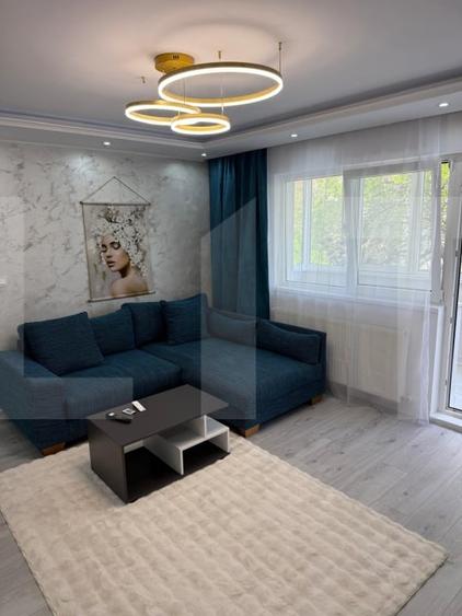 Apartament cu 3 camere semidecomandat, mobilat în Dâmbovița