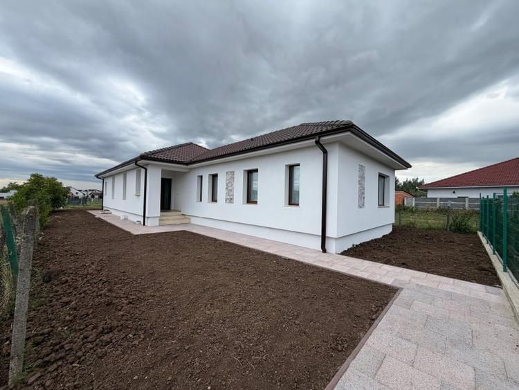 Casă individuală cu 3 camere cu Canalizare în Micești