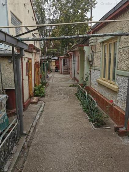 Casă cu 8 camere cu Canalizare în Central