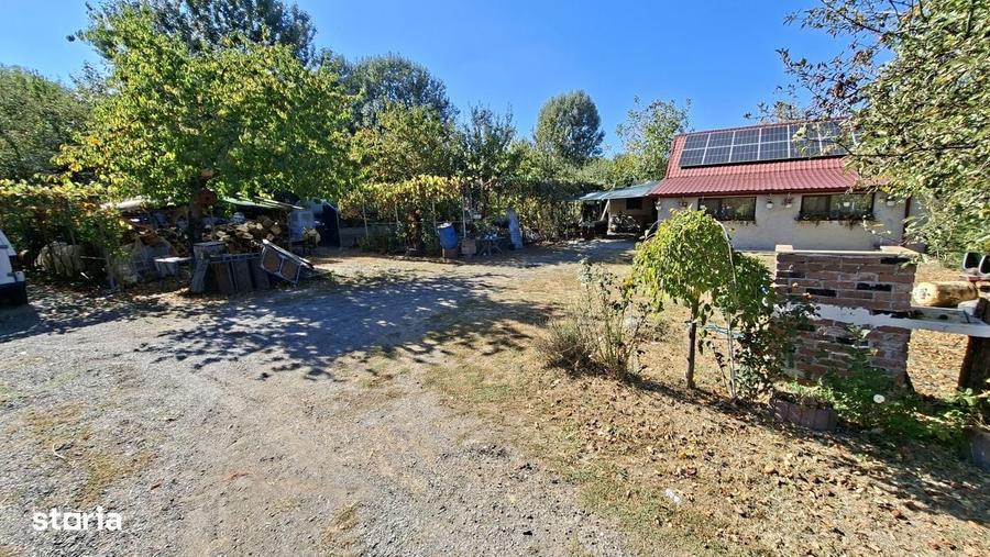 Casă cu 3 camere în Bujoreni
