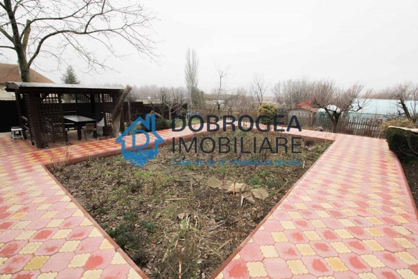 Casă individuală cu 7 camere cu Canalizare în Vest