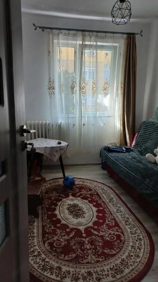 Apartament cu 3 camere semidecomandat în 14 Mai