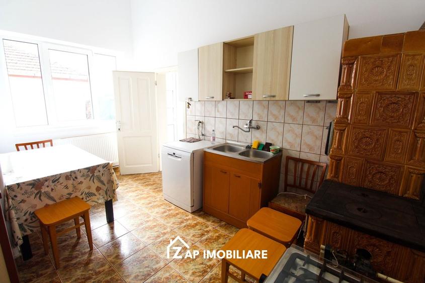 Casă individuală cu 5 camere cu Canalizare în Central