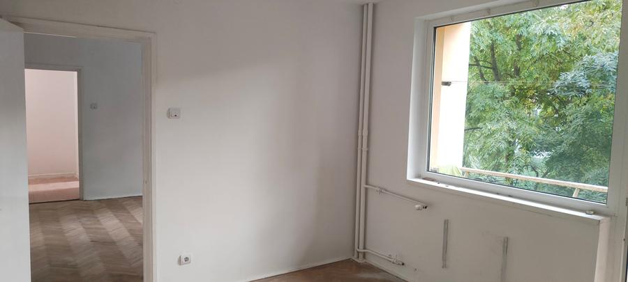 Apartament cu 3 camere semidecomandat în Nord