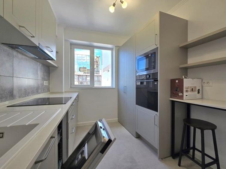 Apartament cu 4 camere în Victoriei