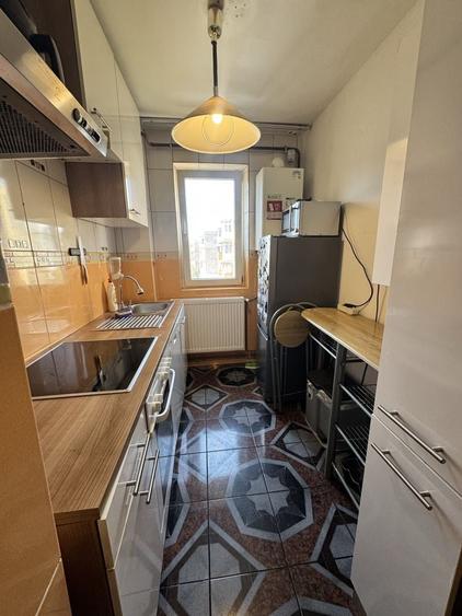 Apartament cu 3 camere semidecomandat în Craiovița Nouă