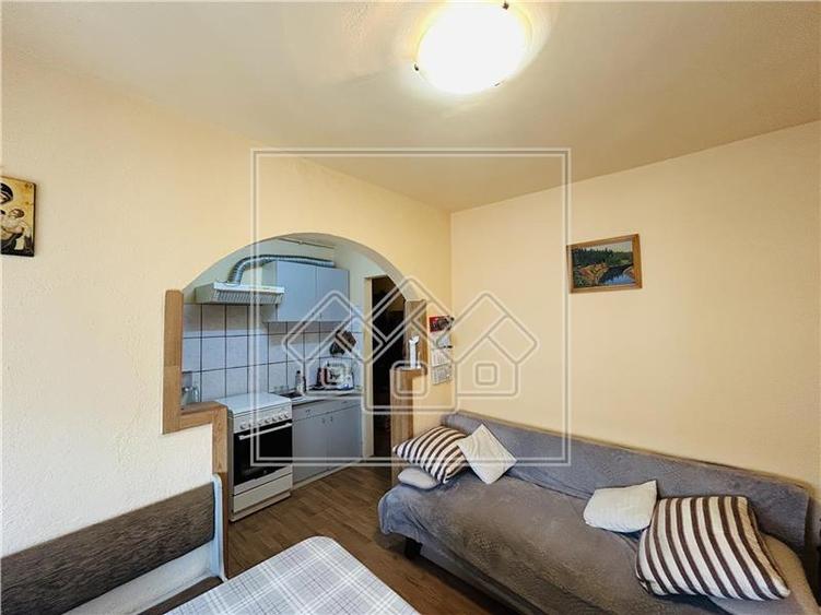 Apartament cu 3 camere semidecomandat în Cedonia
