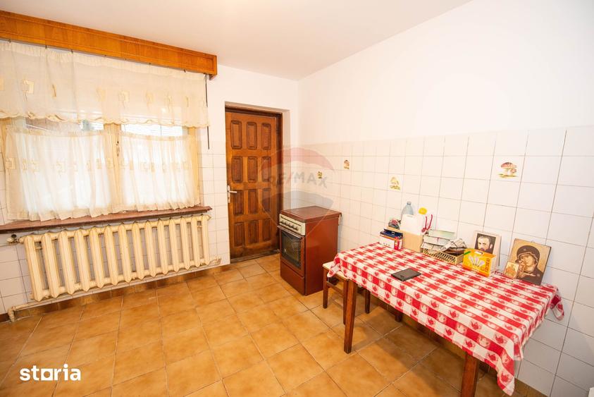 Casă cu 7 camere cu Teren 200 Mp în Central