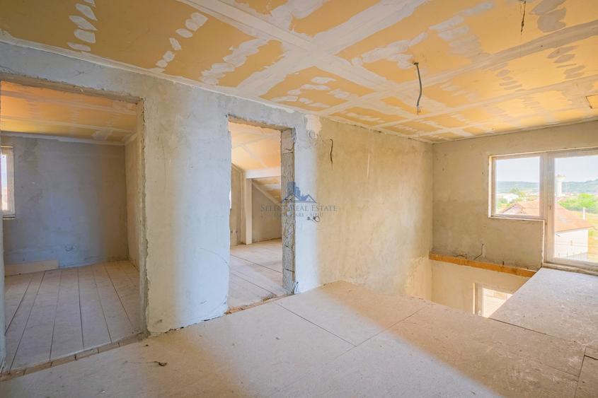 Casă individuală cu 12 camere cu Teren 568 Mp în Cristian