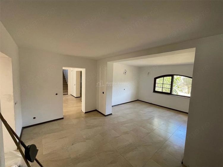 Casă cu 9 camere cu Teren 280 Mp în Petrești