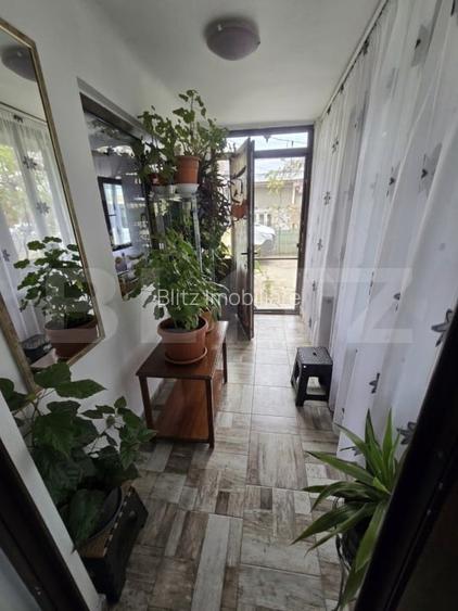 Casă din cărămidă, renovată integral, cu gospodărie în com. Cornățelu