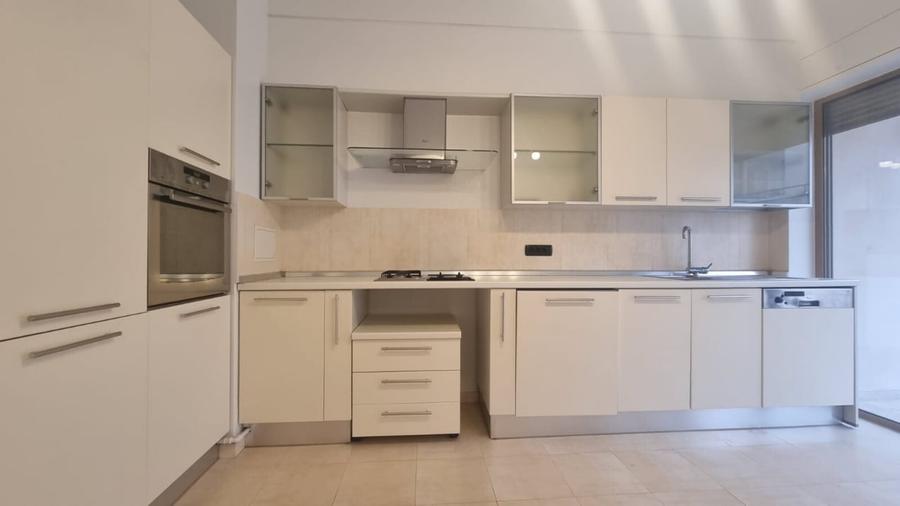 Apartament cu 5 camere decomandat, mobilat în Primăverii