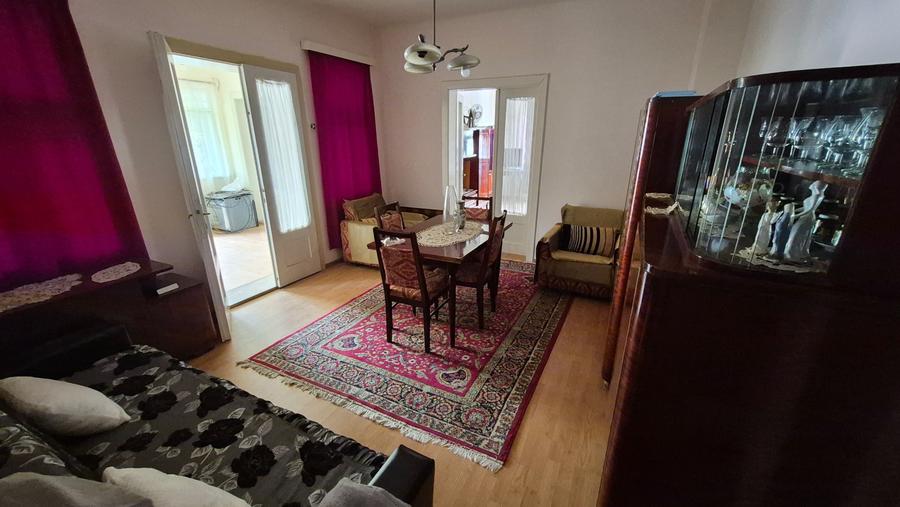 Casă cu 4 camere în Teiu