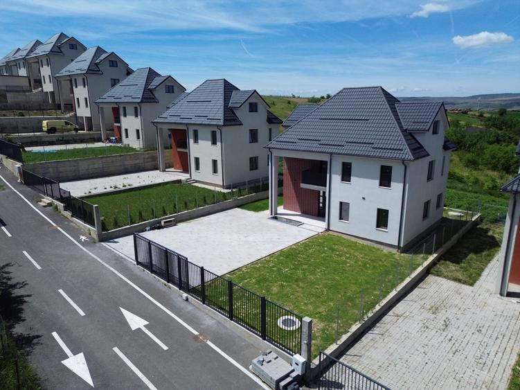 Casă individuală cu 4 camere cu Canalizare în Dezmir