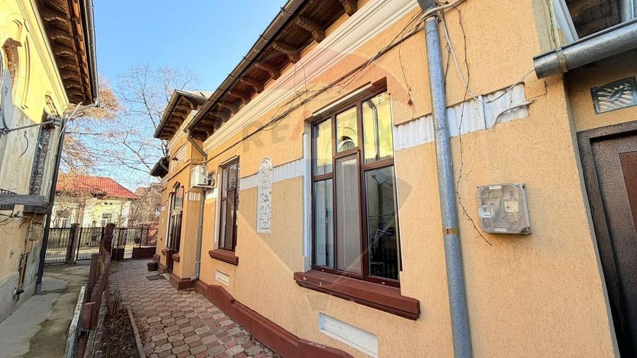 Casă cu 4 camere cu Teren 435 Mp în Central