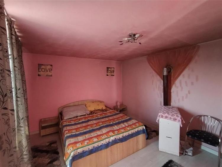 Casă individuală cu 6 camere cu Teren 585 Mp în Periferie