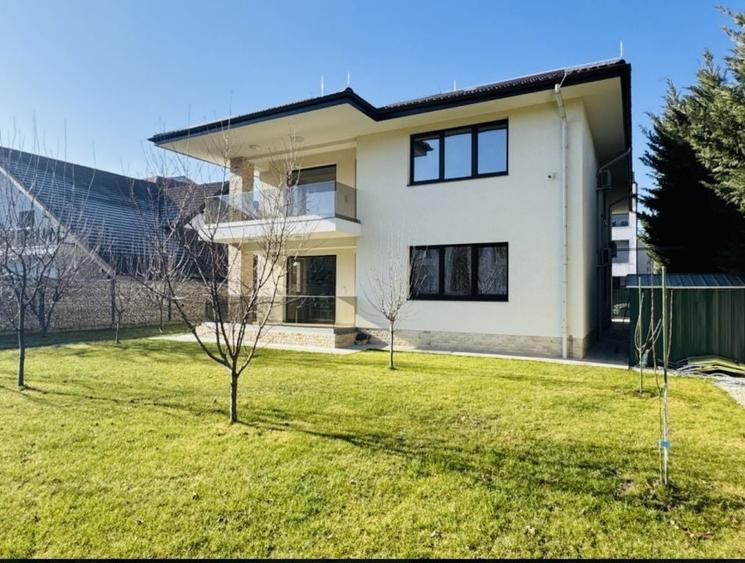 Casă individuală cu 8 camere cu Canalizare în Drumul Taberei