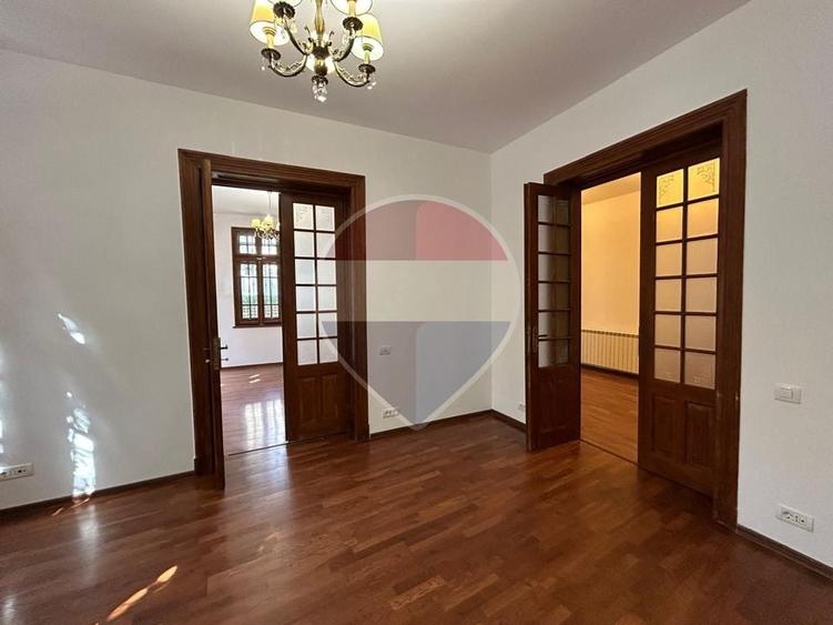 Casă individuală cu 4 camere cu Teren 126 Mp în Cișmigiu