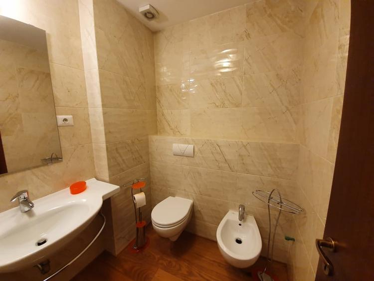 Apartament cu 3 camere semidecomandat în Sisești
