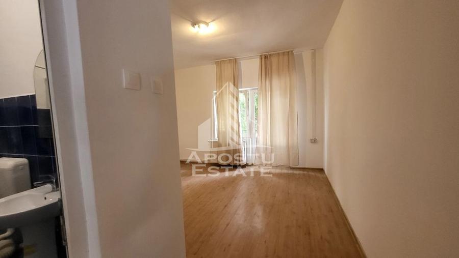Casă cu 5 camere cu Teren 1000 Mp în Badea Cârțan