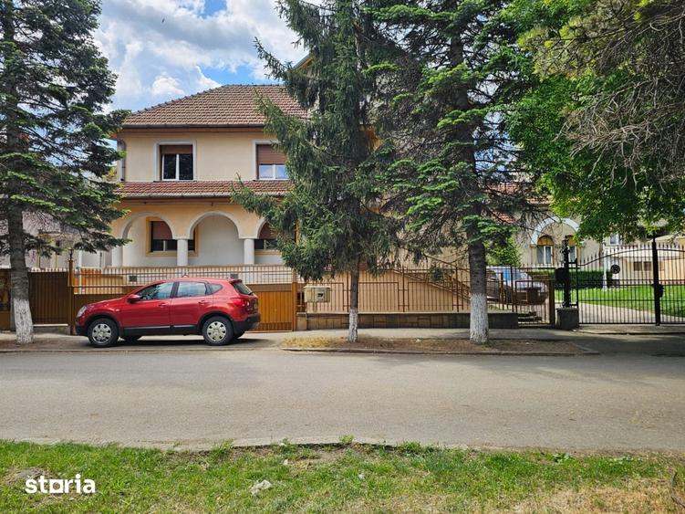 Casă cu 6 camere cu Teren 355 Mp în Central