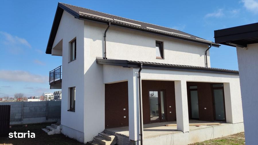 Casă cu 5 camere cu Teren 492 Mp în Glina