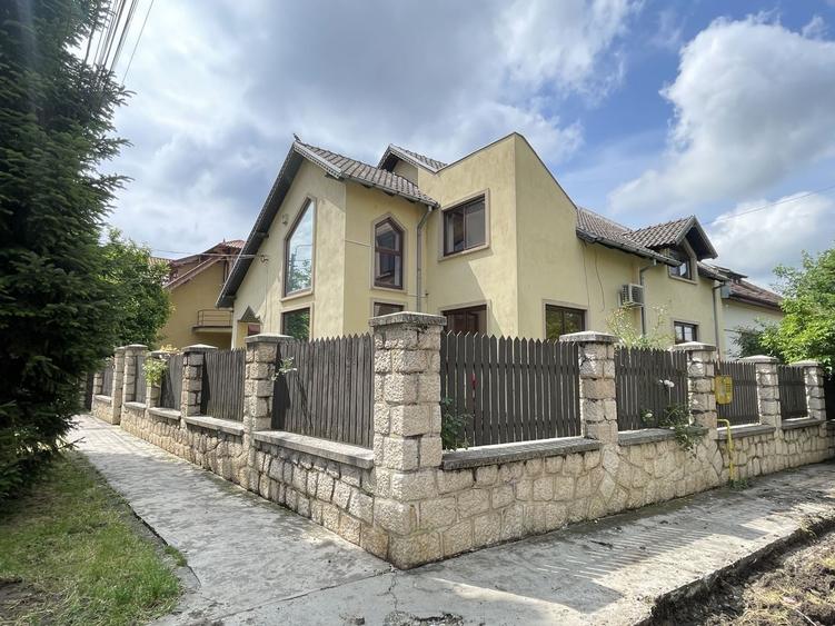 Casă individuală cu 6 camere cu Canalizare în Circumvalațiunii
