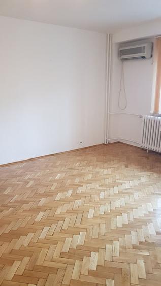 Apartament cu 3 camere decomandat, mobilat în Decebal
