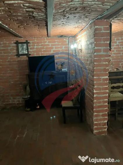 Casă cu 7 camere cu Teren 400 Mp în Central