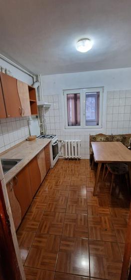 Apartament cu 3 camere semidecomandat în Crângași