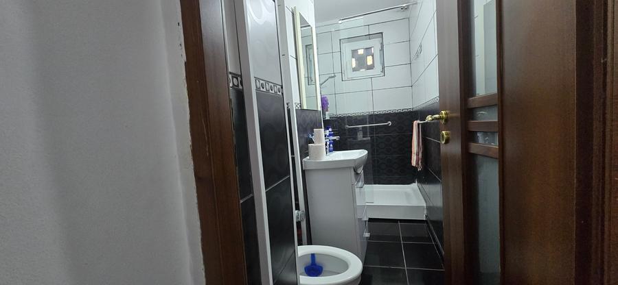 Apartament cu 3 camere semidecomandat, mobilat în Micro 5