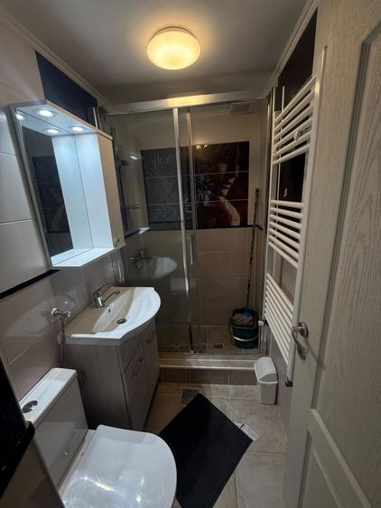 Apartament cu 3 camere semidecomandat, mobilat în Teiul Doamnei