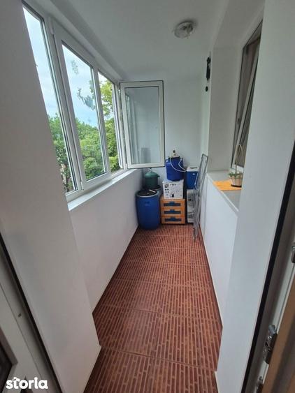 Apartament cu 3 camere semidecomandat, mobilat în Titan