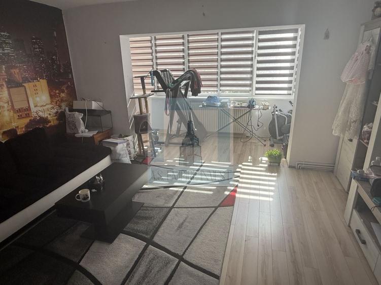 Apartament cu 3 camere decomandat în Astra