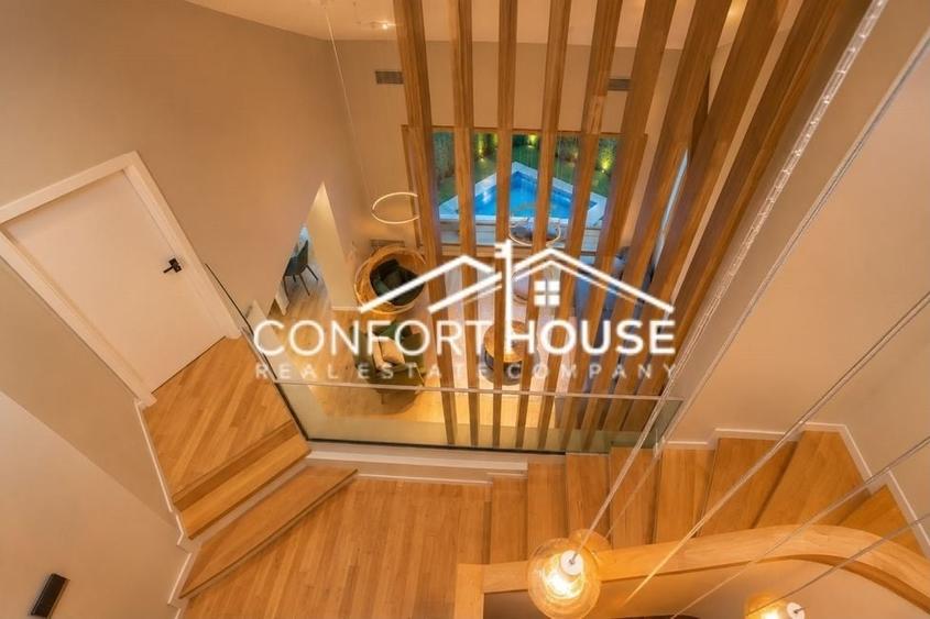 Duplex cu 9 camere cu Piscina în Iancu Nicolae
