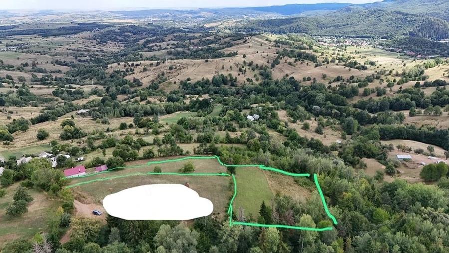 Teren de 8000 mp, în Runcu