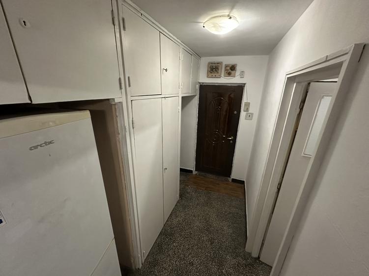 Apartament cu 3 camere semidecomandat în Berceni