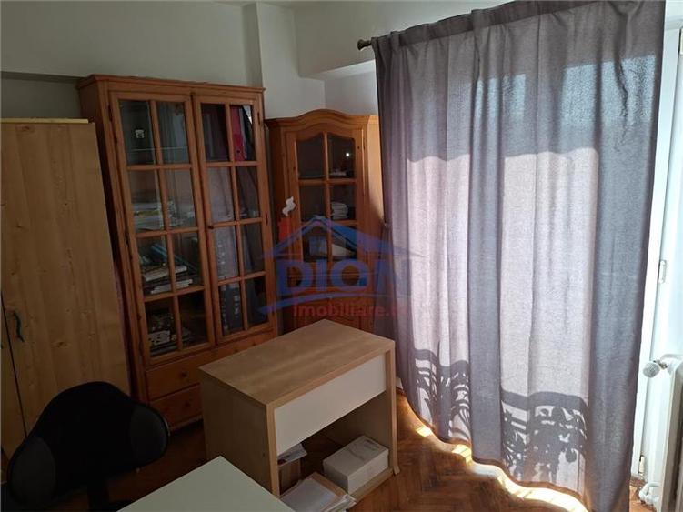 Apartament 3 camere, decomandat, Piata Sfanta Vineri - 13