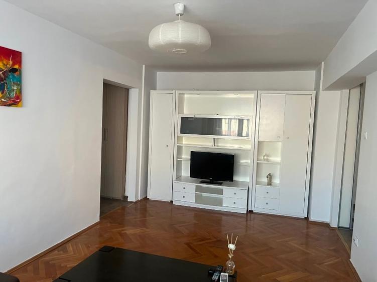 Apartament cu 3 camere semidecomandat în 1 Mai
