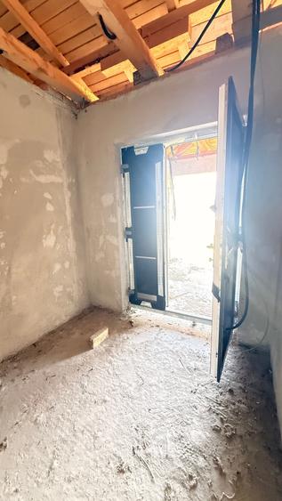 Casă individuală cu 3 camere cu Teren 1678 Mp în Est
