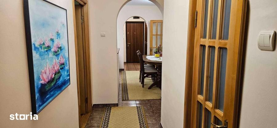 Apartament cu 4 camere decomandat în Est