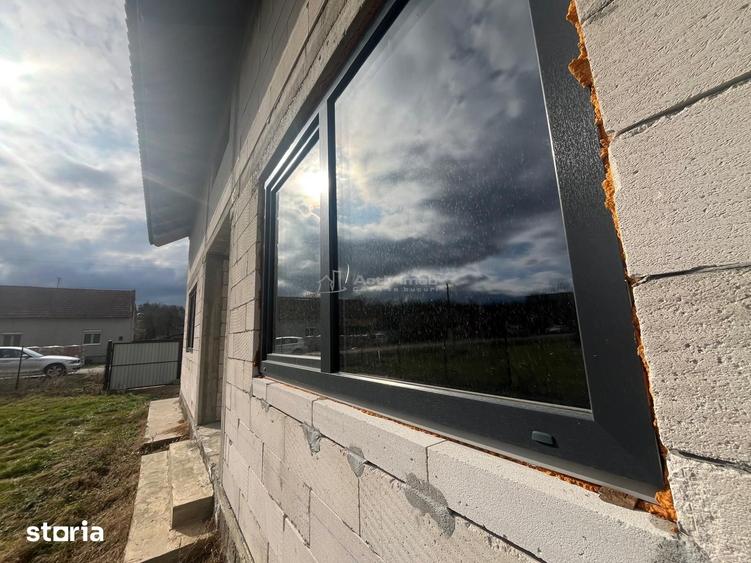 Casă cu 5 camere cu Teren 1414 Mp în Știuca
