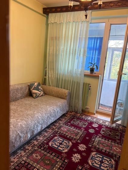 Apartament cu 3 camere semidecomandat în Exterior Vest