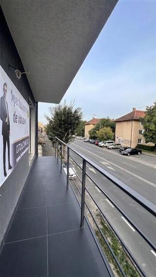 Apartament cu 3 camere decomandat în Tractorul