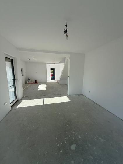 Duplex cu 5 camere cu Canalizare în Dumbrăvița