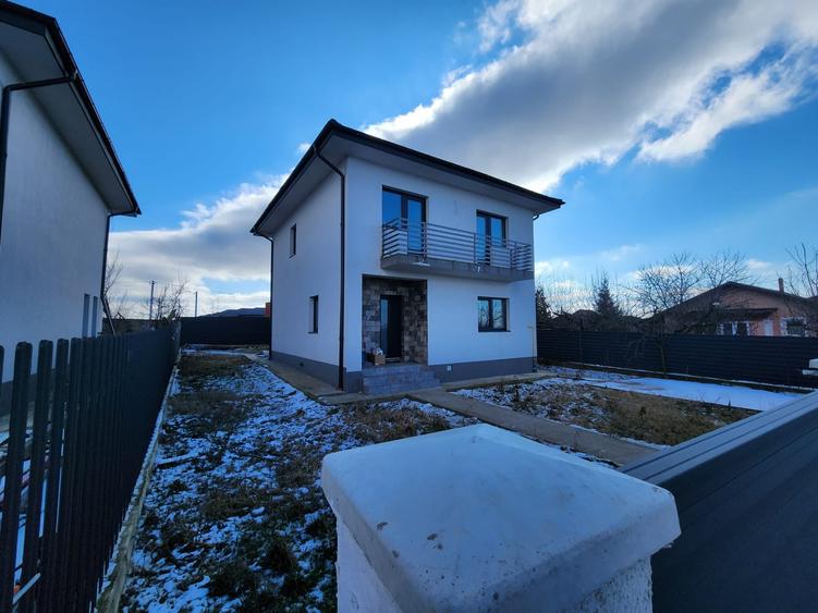 Casă individuală cu 4 camere cu Canalizare în Miroslava